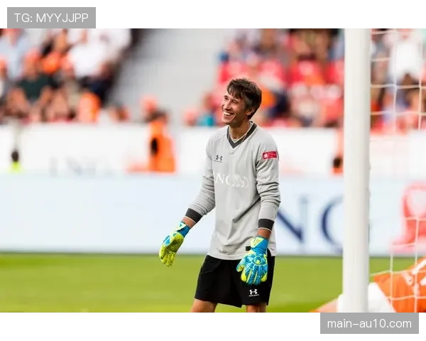 赛前训练开放日，逾万名球迷到场观看勒沃库森夺冠后的首次训练